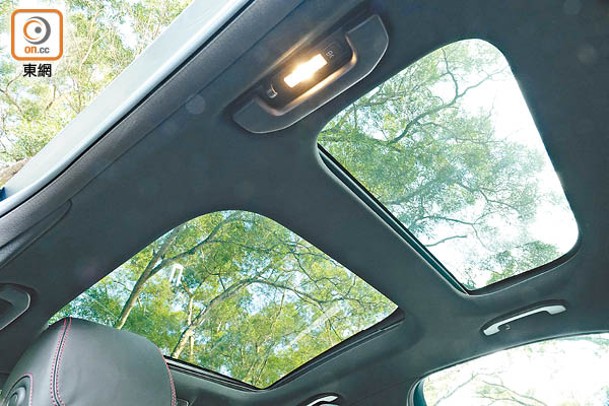 全景式前天窗後天幕連遮光簾，可按需要打開為車廂增添開揚感。