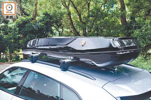 由林寶堅尼Centro Stile設計中心操刀的車頂行李箱，擁有獨特空氣動力學設計，內設自動補光燈、行李帶和防盜鎖系統，額外提供逾450L儲物空間。