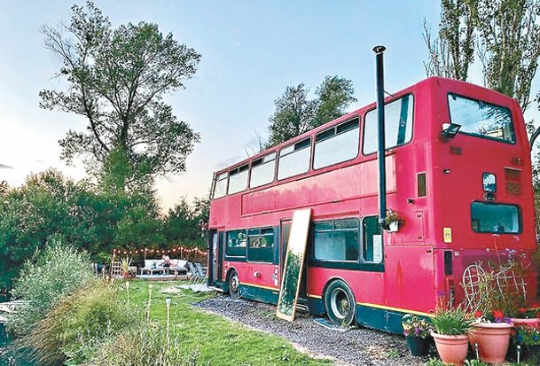 英國一對情侶把舊巴士變成安樂窩，配合自家空地，完全親近大自然。