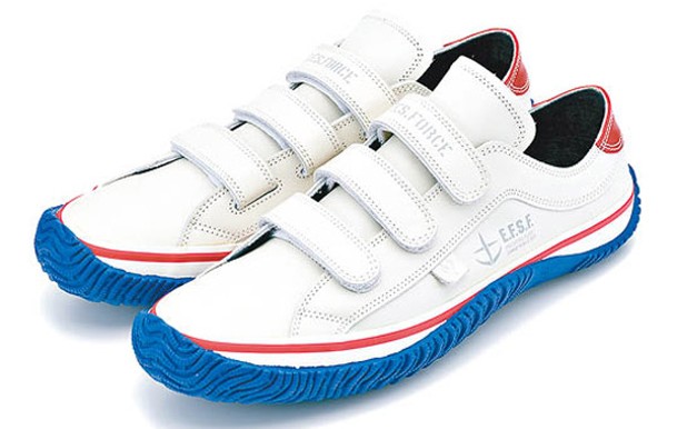 元祖高達鞋款採用招牌白、藍、紅色，並寫有E.F.S. FORCE字樣。