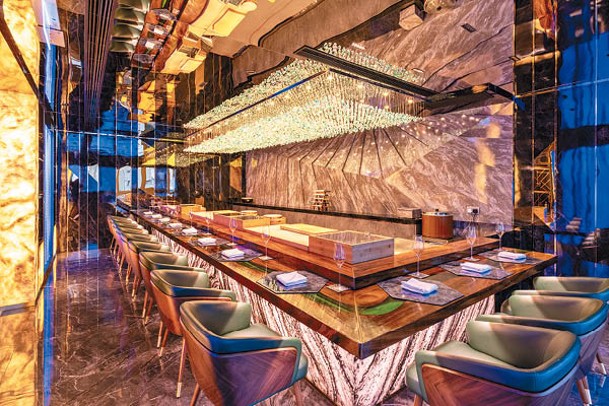 壽司吧是雲石餐桌和全人手製原木壽司枱，低調奢華。