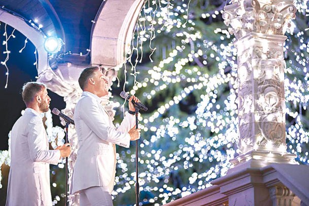 每晚「白銀世界」會舉行亮燈儀式，更有歌手演唱並配合投影效果，營造絕美景象。
