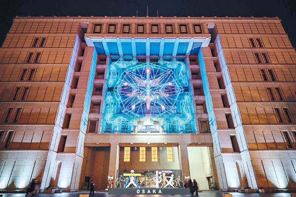 於「大阪光之文藝復興2021」，大阪市役所正面設有以「擴大深厚的情誼」為主題設計的燈飾。