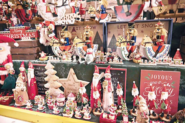 聖誕小鎮內有售賣熱酒及歐式食品的攤檔，並有來自歐洲的聖誕裝飾品。