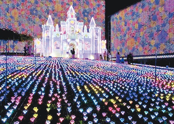 作為20周年重頭項目的「花之城堡」以最新LED燈飾進行全面改裝，並不時舉行煙花及燈光匯演。