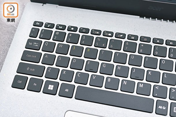 鍵盤的R鍵與E鍵以鏡像形式呈現3R環保理念。