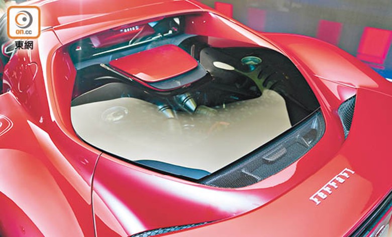 車頂尾翼採用由車頂向玻璃引擎蓋兩側延伸設計，配上全新垂直後車窗。