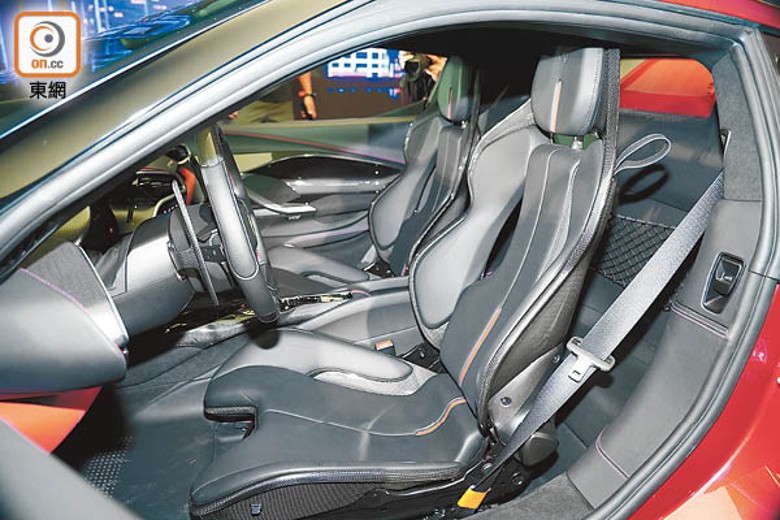 拍攝車選裝了賽車化碳纖座椅，有效減輕額外負重，同時為車主提供充足的承托和支撐。