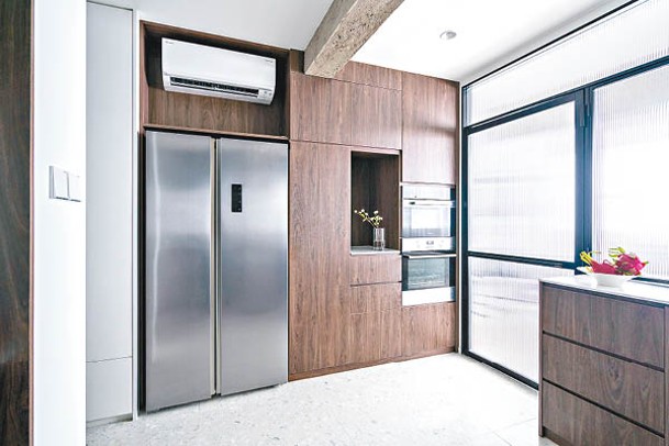 廚房<br>經設計師重新規劃後，雪櫃、焗爐等家電採用入牆設計，令廚房的空間大增。