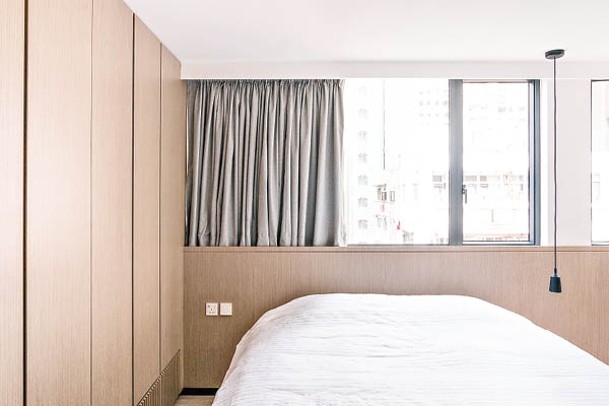 睡房<br>睡房貫徹全屋簡約布置風格，素淨的牆身，偌大的窗戶，營造出一個光猛舒適的作息空間。