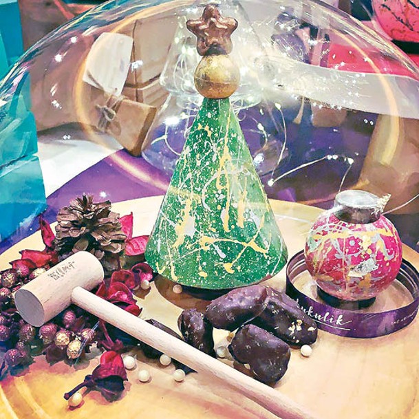 The LOHAS康城的市集有手繪朱古力專門店Chukulik全新推出之星球聖誕樹。