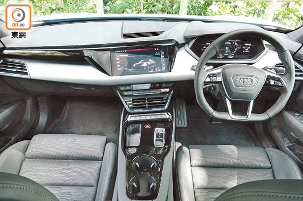 車廂融合不少先進科技配置，包括MMI Navigation Plus導航、支援Apple CarPlay及藍牙音樂串流的大尺寸MMI Touch觸控屏幕系統、全數碼化儀錶及多功能軚環等。