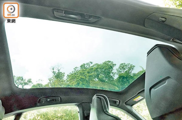 透明玻璃車頂有效阻隔紫外光，另提供強化碳纖車頂供選裝。