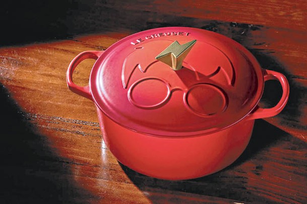 哈利波特圓形琺瑯鑄鐵鍋（26cm），配以閃電疤痕為靈感的鍋蓋把手，售HK$3,201。