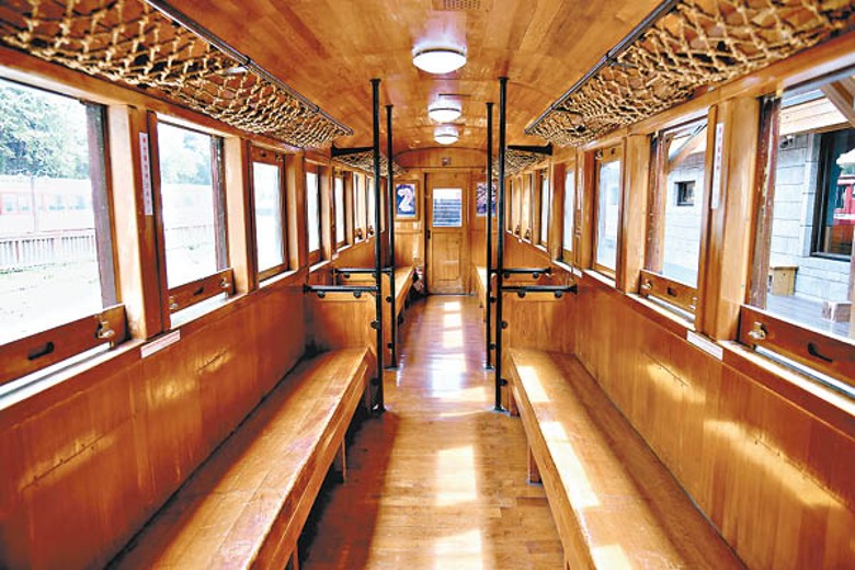 蒸汽火車附掛檜木車廂，布置舒適優雅。