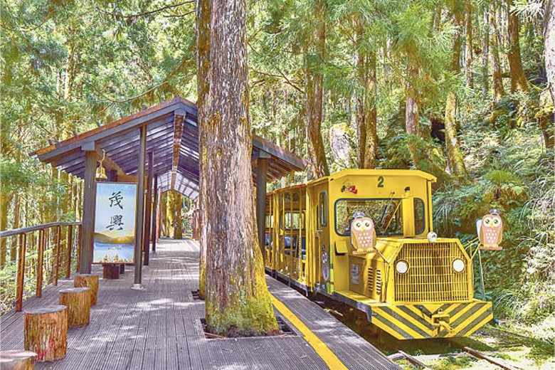 蹦蹦車原是昔日太平山伐木時期用來運載木材，現成為載遊客遊覽園區的設施。