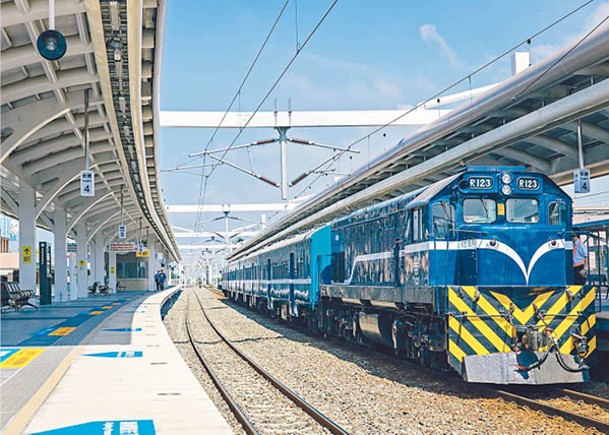 「藍皮解憂號」觀光列車經過修復後重新出發，於南迴線提供每日一班次，往返屏東枋寮站至台東站。