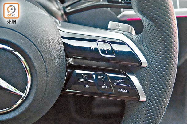 多功能平底軚環屬新設計，左右兩邊Touch Control按鈕由光學式改為電容式操作。