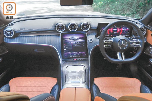 跟S-Class一樣車載第2代MBUX多媒體系統，中控台設計以駕駛者為中心，11.9吋中央觸控屏幕及12.3吋數碼化儀錶稍向駕駛者傾斜6度。