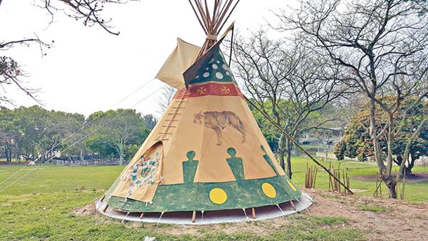印第安營區分為12及16平方呎兩種帳營，外面是人手繪畫的印第安圖案，富有民族色彩。（A）