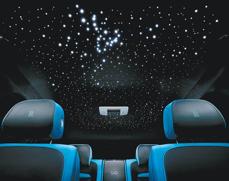 黑色皮革車頂嵌有1,344條手工編織的獨立光纖，營造出繁星密布的絕色夜空，白色流星更會隨機出現。