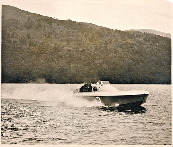 「∞」無限符號標誌曾出現於1937年一艘搭載Rolls-Royce R-Type引擎的Bluebird K3賽艇上。