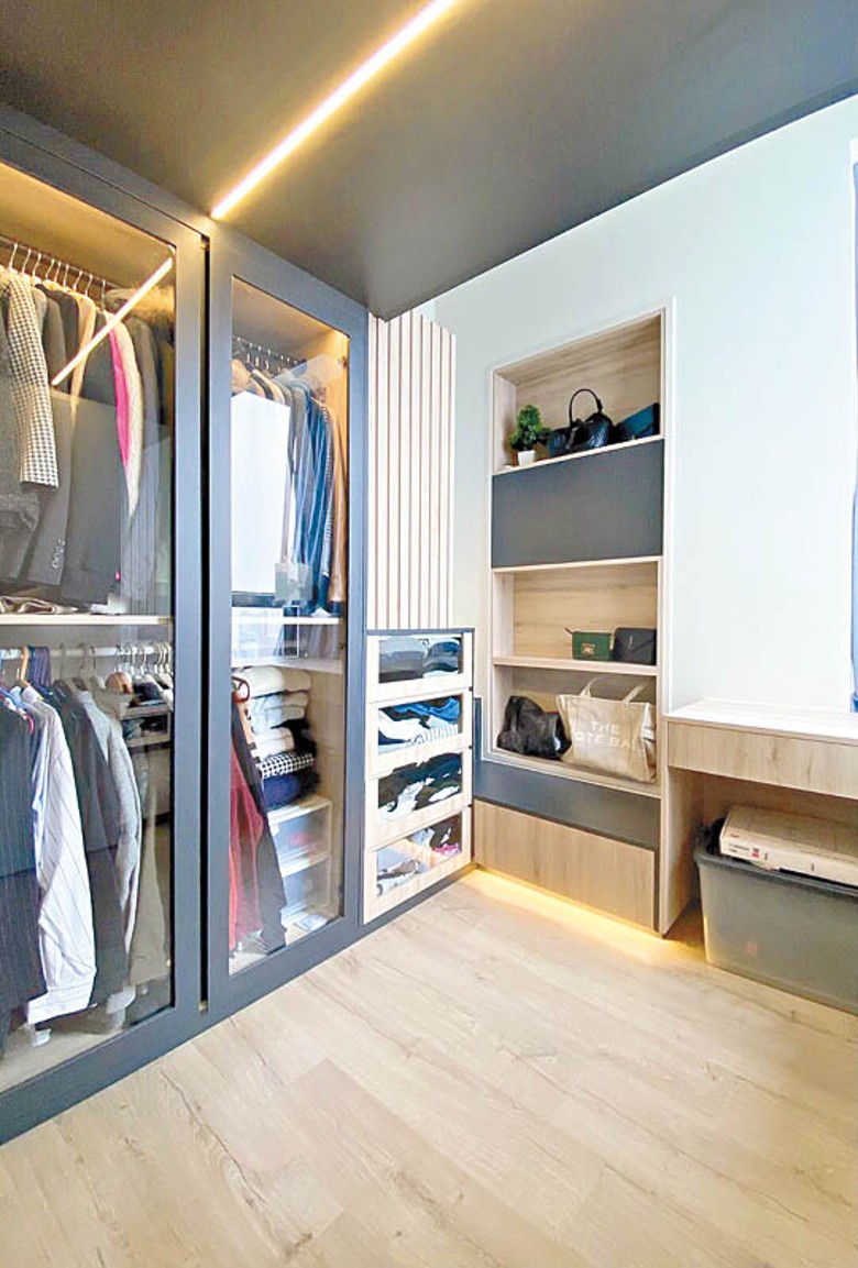房中房<br>儲物櫃用上玻璃門，方便尋找物品之餘，亦減少空間的壓迫感。
