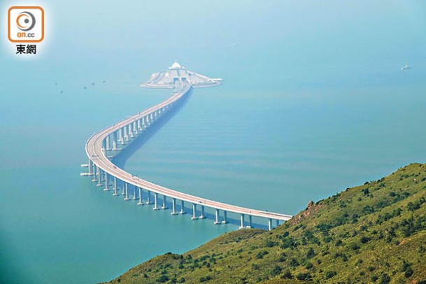 由彌勒山遠眺，可望見港珠澳大橋。