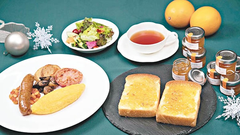 提供英式早餐，包括柏靈頓熊喜愛的果醬多士及英式紅茶。