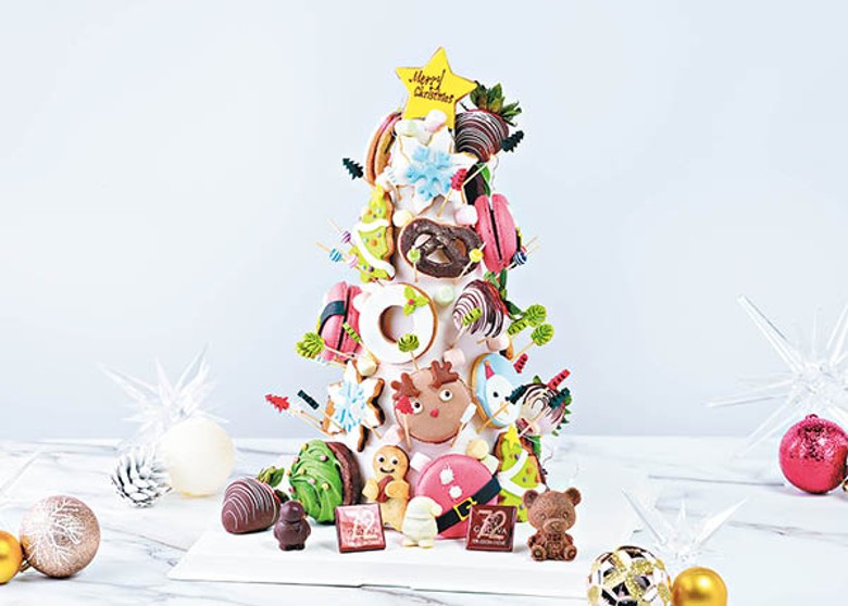 聖誕甜品樹<br>立體造型的樹身掛滿主題造型小甜點，既可欣賞又可大啖食。