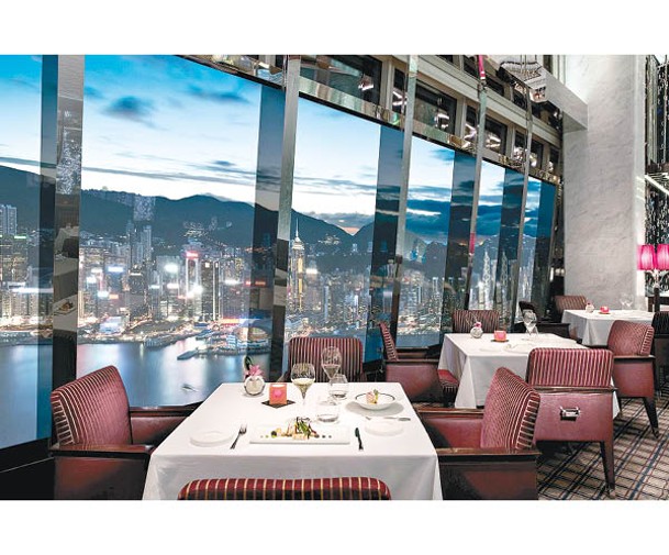 餐廳的一排巨型玻璃窗，海景一望無際。