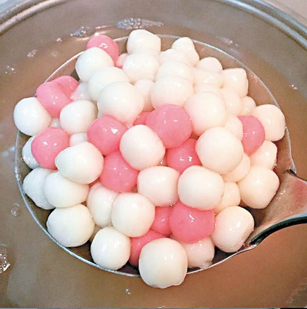 台灣人愛在冬至吃紅白湯圓。