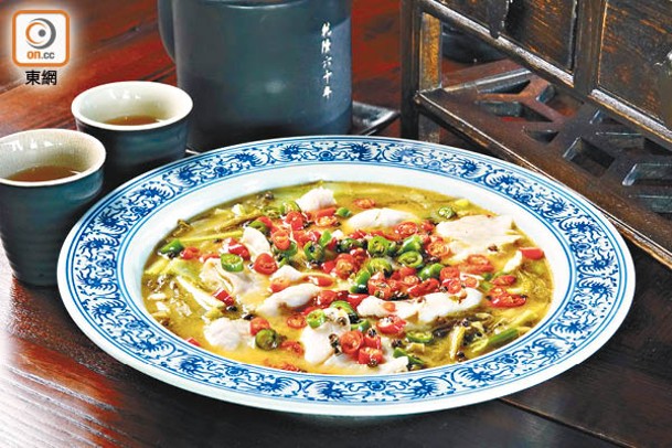 花椒金湯魚<br>熬煮2小時的酸魚湯汁，以鹹蛋黃代替南瓜蓉，湯色金黃，配桂花魚和萵筍，魚嫩添鹹香。