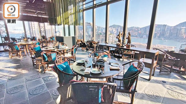 餐廳設計古色古香，加上開揚景色，空間感十足。