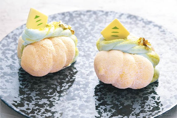 為紀念今次極光活動而創作的甜點「香緹蛋白霜餅」，以開心果忌廉做餡，蛋白霜的白色及綠色象徵極光，每個售¥650（約HK$45）。