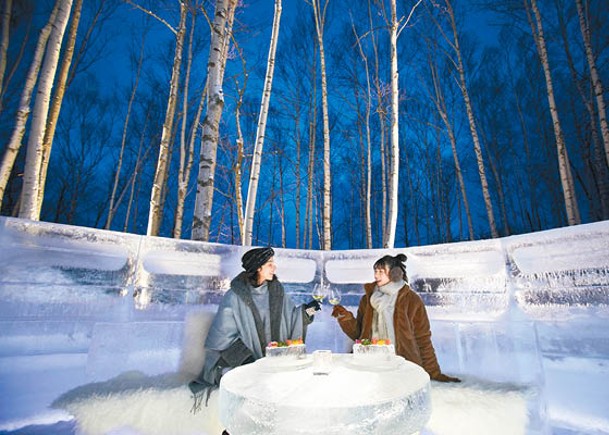 入住冰之酒店，更可以享用冰之晚餐，讓你邊仰望星空邊用餐。