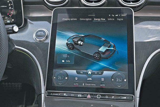 跟其他新世代C-Class一樣配備連接最新MBUX系統的中央屏幕及數碼化儀錶。
