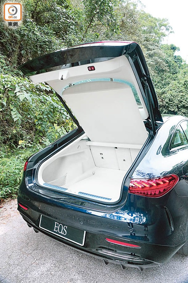 尾箱標準容量達610L，按下機關即可將後排椅背翻平，使容量提升至1,770L。