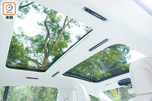 前天窗後天幕屬隨車標準配備，只要打開附設的電動遮光簾即為車廂帶來開揚感。