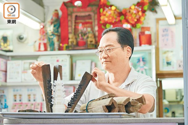 楊子儀博士是潮州餅店貴嶼仔第2代傳人，對糖塔、糖餅等製作和歷史瞭如指掌，更推出著作宣傳有關文化。