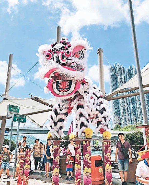 每逢節慶，都會有醒獅助興，獅頭紮作技藝更成為香港非遺項目之一。
