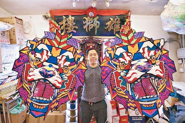 他曾將泰國藝術家的塗鴉變成獅頭圖案。