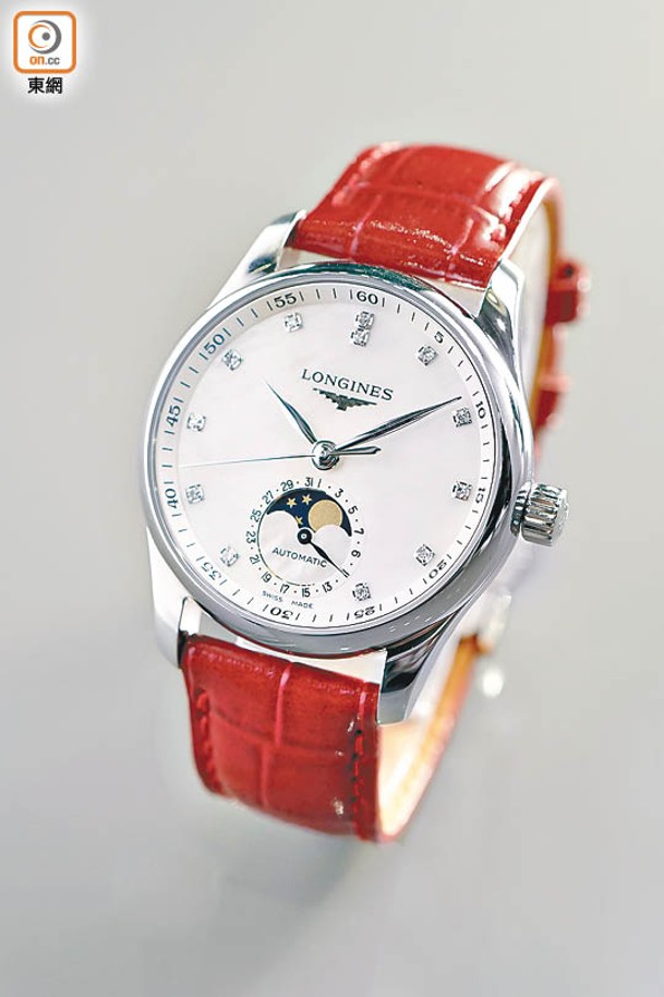 Master名匠系列腕錶<br>（紅色鱷魚皮錶帶款式）。<br>$22,600（A）