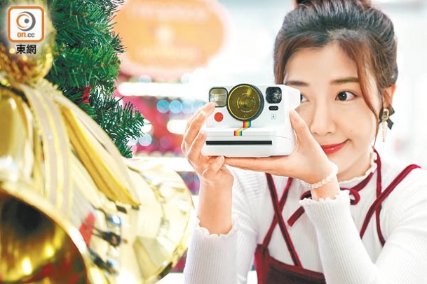 Polaroid Now+白色機身至襯聖誕，當中鏡頭提供35mm及40mm兩種焦距。<br>售價：$1,599（b）