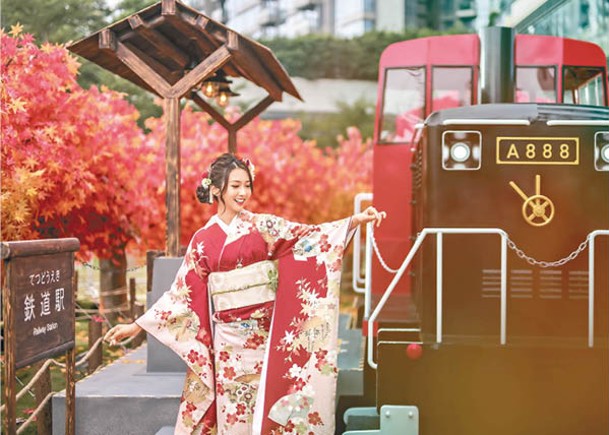 位於北角海濱花園的園藝裝置，有一架仿真嵐山觀光列車，兩側滿布仿真楓樹，加上「鉄道駅」、火車路軌等布置，讓你一秒穿越到日本。