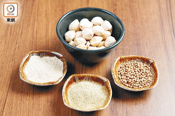 印尼燒烤食物的醃料多會選用（上）石栗、（下左至右）芫荽粉、沙薑粉和芫荽籽等。