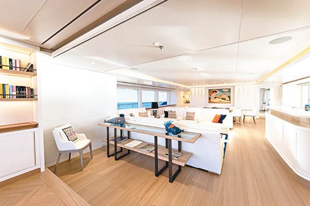 室內設計奉行極簡主義，以白色為主調，並以木色作點綴。