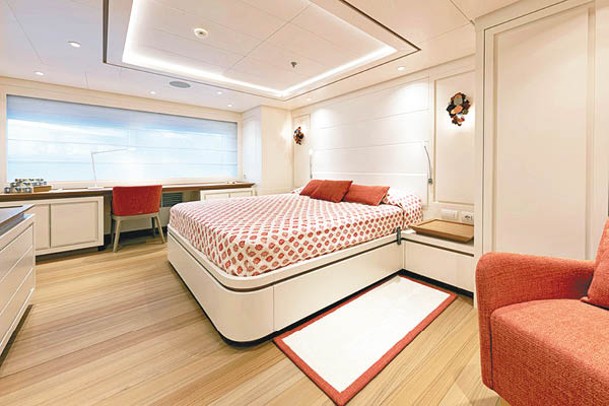 船上設有一間主人套房、一間貴賓房及4間客房，可供12位乘客入住。