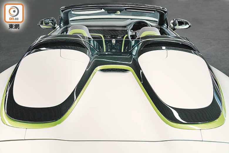 經典Barchetta設計配無頂式及雙峰背造型，加上採用稀有獨特的原子銀車色與青綠色肩帶配搭，呈現對比鮮明的視覺效果。