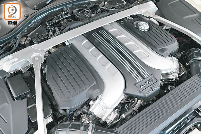 以性能進一步提升的6.0L W12雙渦輪增壓引擎作動力核心，可輸出高達659ps最大馬力及900Nm峰值扭力。